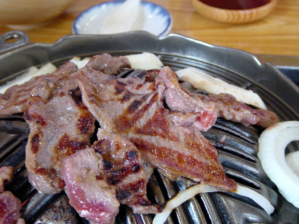 ジンギスカンは「ジンギスカン鍋」で羊などの肉や野菜を焼く料理方法で、北海道発祥の料理