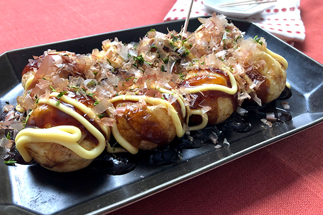 （こなもん文化の代表的なたこ焼きは、かつてはたくわんやこんにゃくなど他の具を入れた料理「ラジオ焼き」の一つだった）